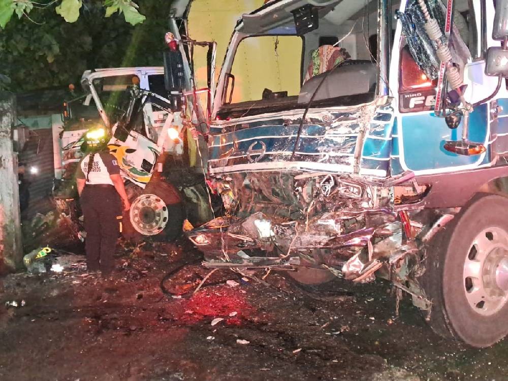 Vehículos pesados colisionan en la bajada de El Xab, Retalhuleu
