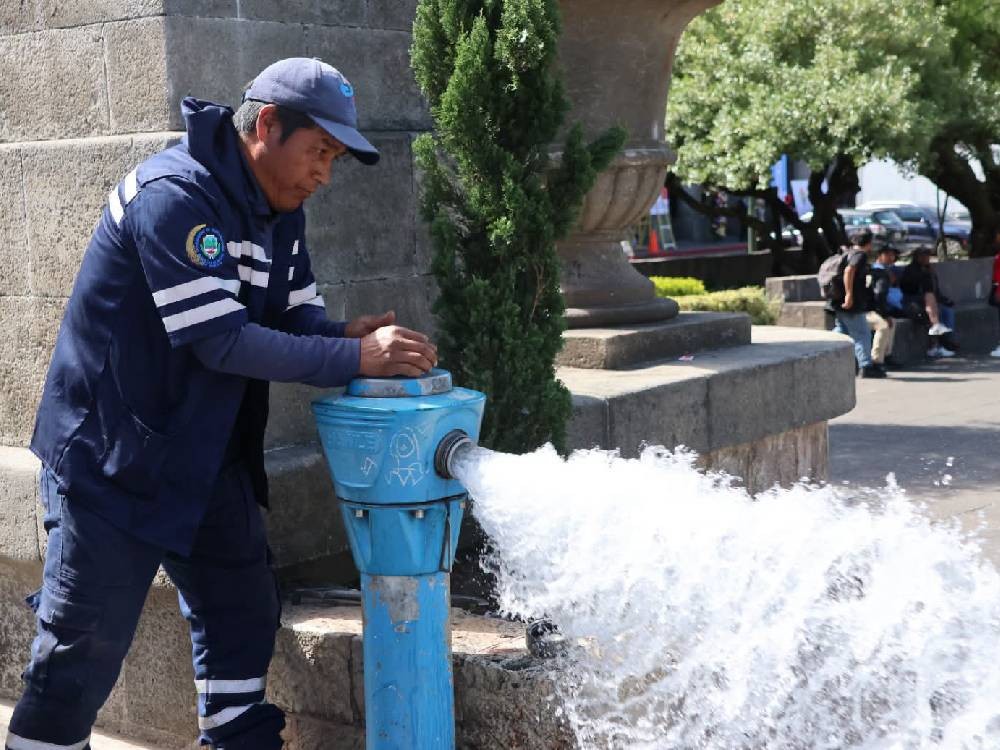 Verifican funcionamiento de hidrantes en zonas 1 y 3 de Quetzaltenango