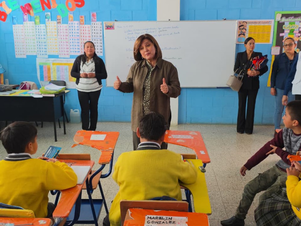 Vicepresidenta visita Clubes de Ciencias