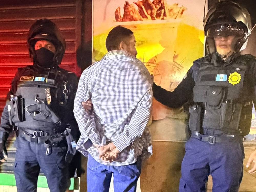 VIDEO | Cámaras captan un violento robo cometido en una tienda de Xela