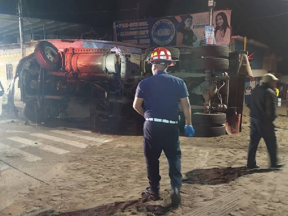VIDEO | Camión sin frenos colisiona contra vehículos y una vivienda