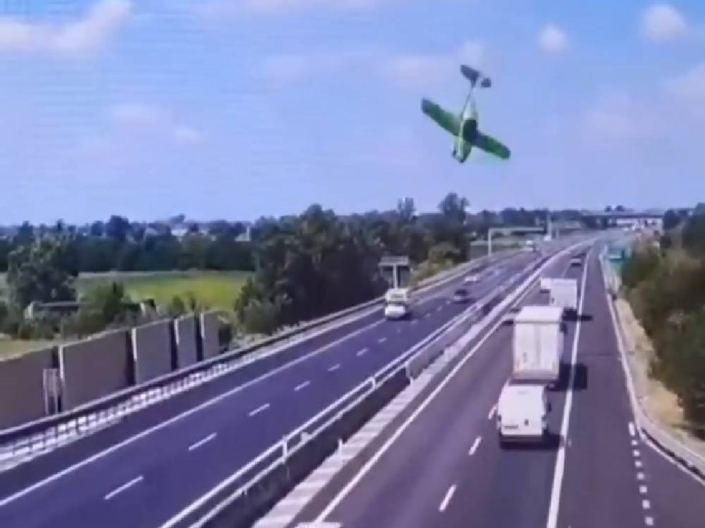 VIDEO | Dos personas pierden la vida al estrellarse una avioneta en Italia