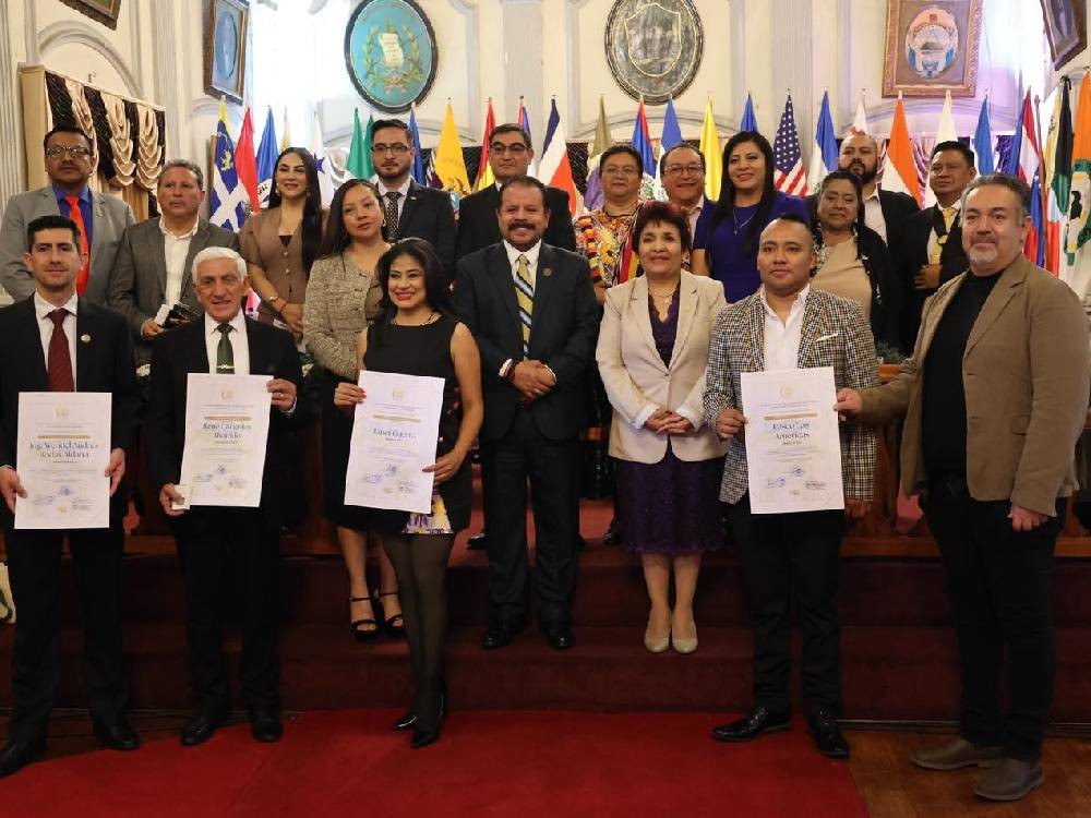 VIDEO | Entregan Botón de Oro y Chivo de Oro a personajes destacados 