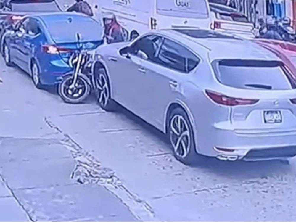 VIDEO | Hombre que atacó con su vehículo a un motorista es capturado 