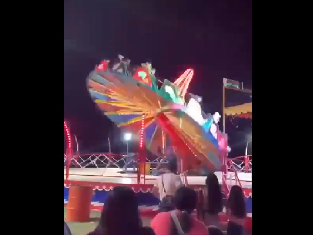 VIDEO | Joven sale expulsada de juego mecánico 
