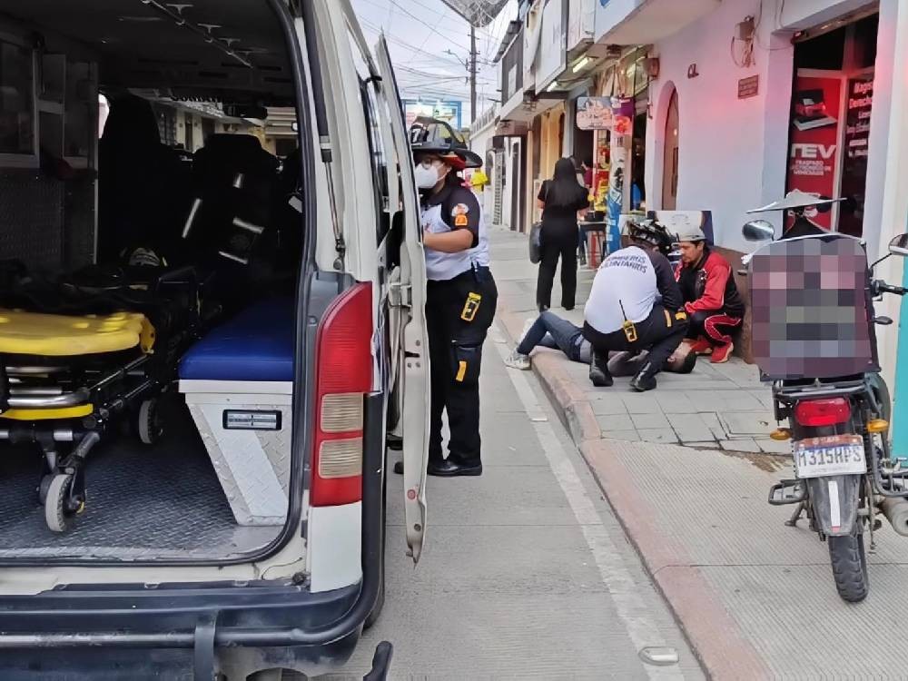 VIDEO | Motorista sufre caída, tras esquivar un picop que viajaba en contra de la vía