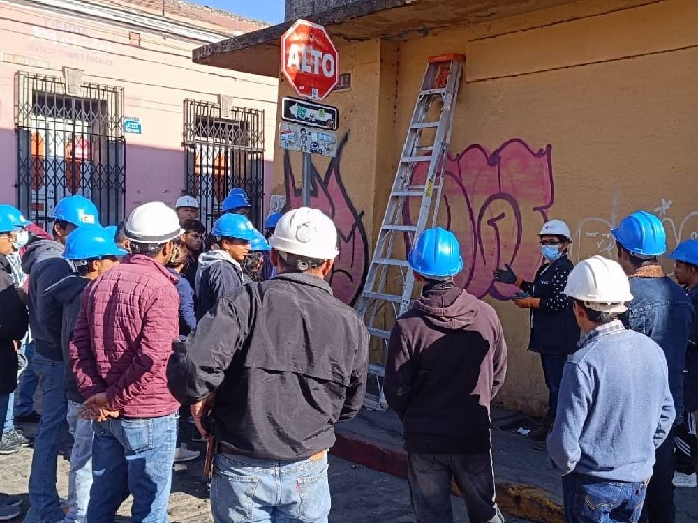 VIDEO | Realizan limpieza de grafitis en el Centro Histórico de Xela 