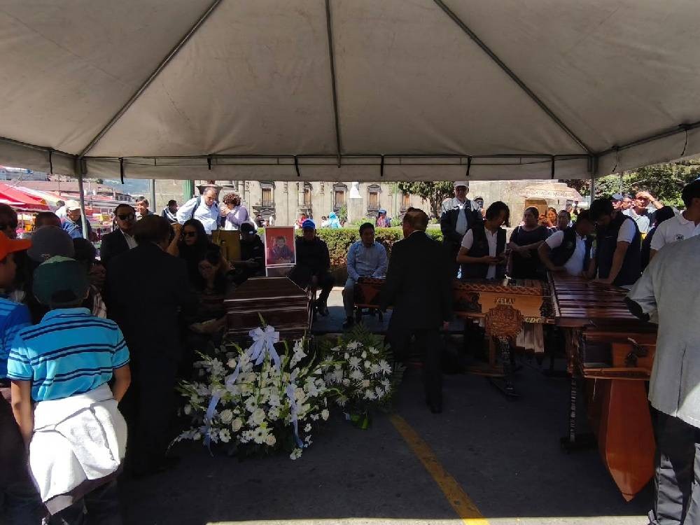 VIDEO | Rinden homenaje póstumo a reconocido taxista en Xela