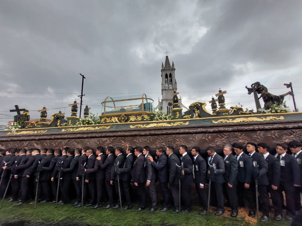 VIDEO | Señor Sepultado de San Nicolás recorre Xela por su 76 Velación 