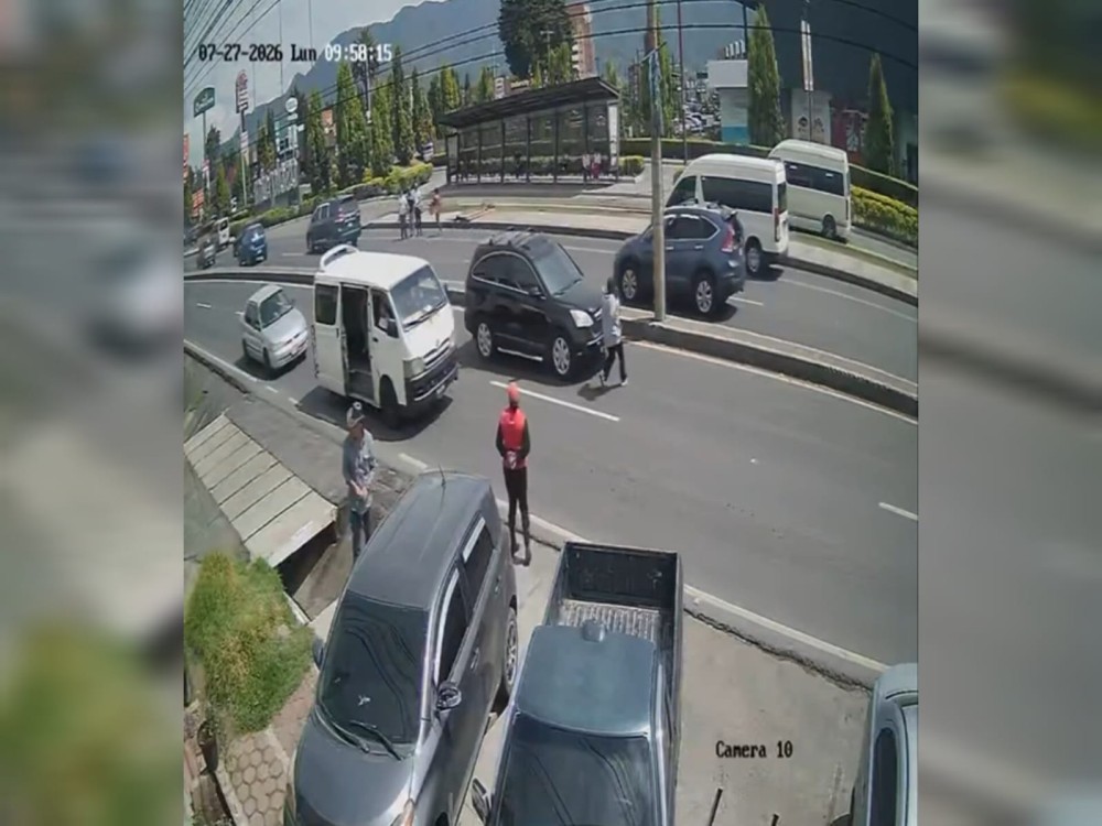VIDEO | Urgen instalación de pasarela en tramo entre Xela y La Esperanza para prevenir accidentes viales