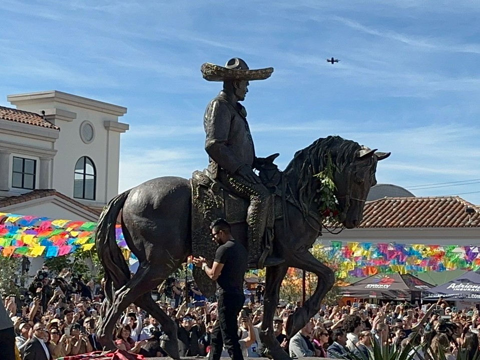 VIDEO: Develan escultura en memoria a Vicente Fernández