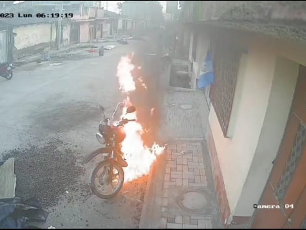 VIDEO: Hombre roba gasolina y quema motocicleta 