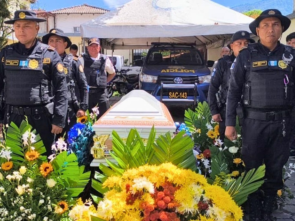 VIDEO: Rinden homenaje póstumo a policía que fue abatido en Sumpango, Sacatepéquez 