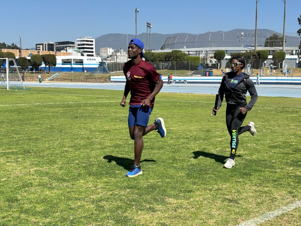 VIDEO: Selección de atletismo de Dominicana realiza campamento en Xela