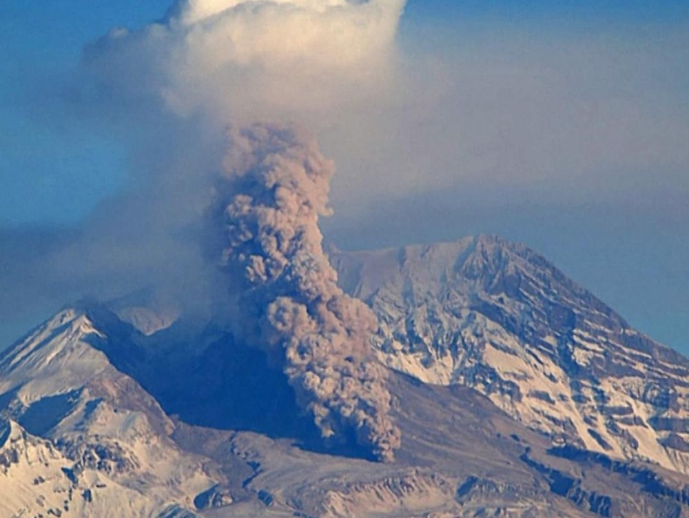 VIDEO: Volcán en Rusia hace erupción y lanza ceniza volcánica de hasta 20 km hacía la atmósfera 