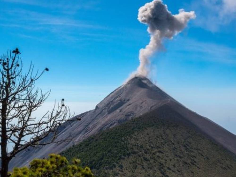 Volcán de Fuego se mantiene activo