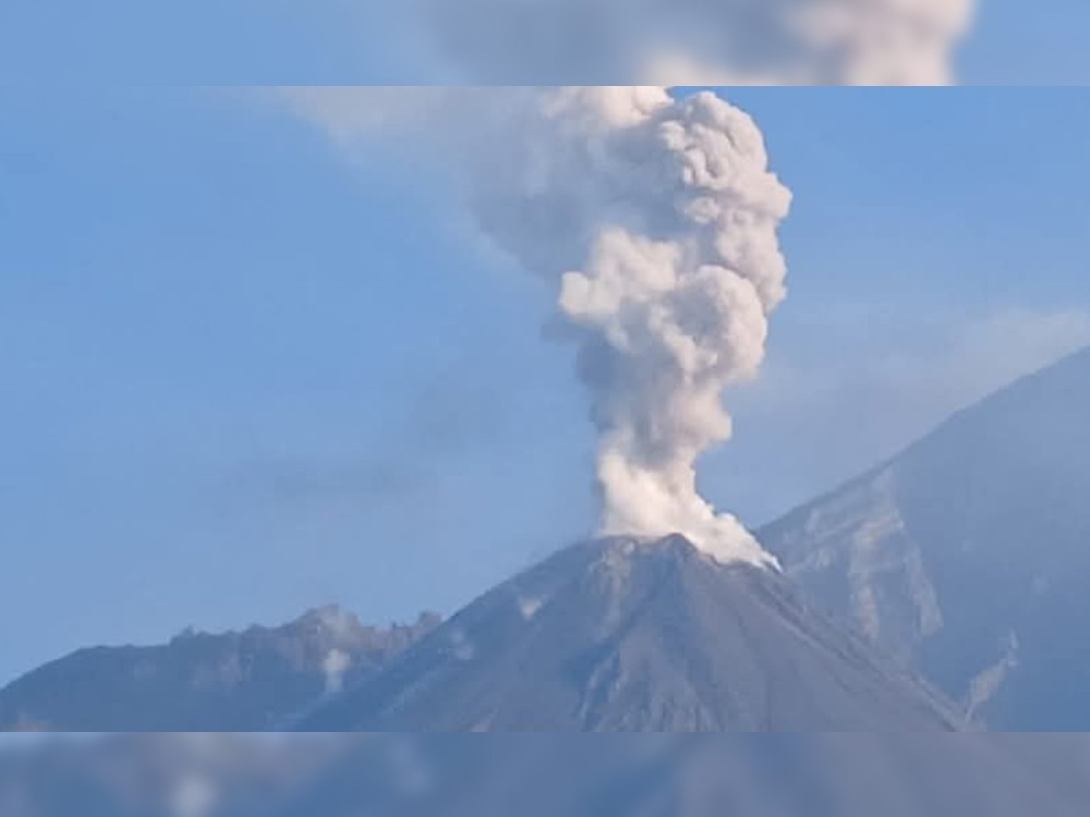 Volcán Santiaguito eleva columnas de gas hasta 3,700 metros; reportan caída de ceniza en comunidades cercanas