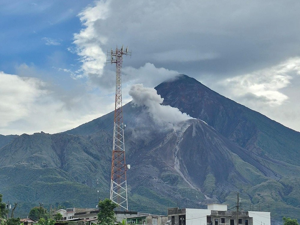 Volcán Santiaguito mantiene explosiones moderadas