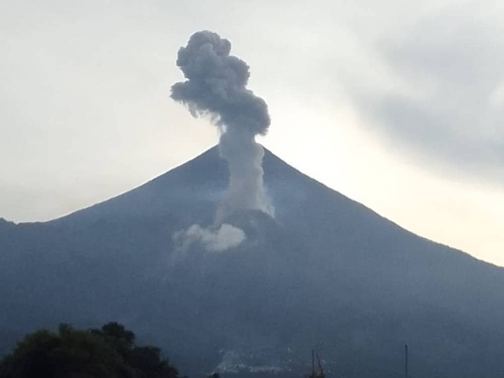 Volcán Santiaguito registra columnas de gas y ceniza de hasta 10 mil pies de altura 