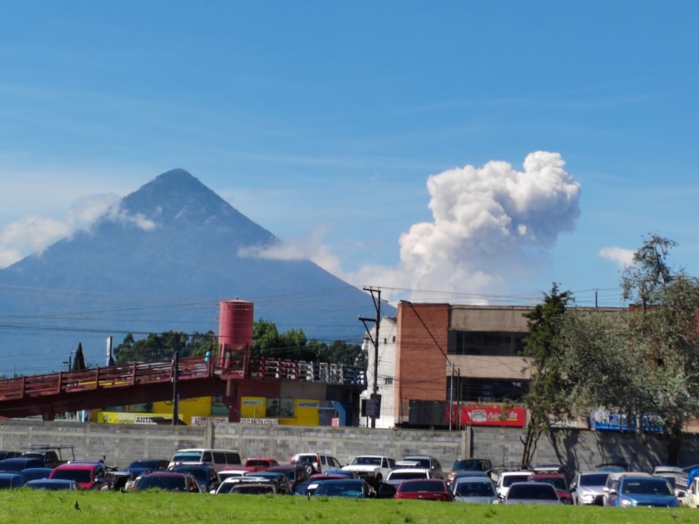 Volcán Santiaguito presenta explosiones débiles y moderadas