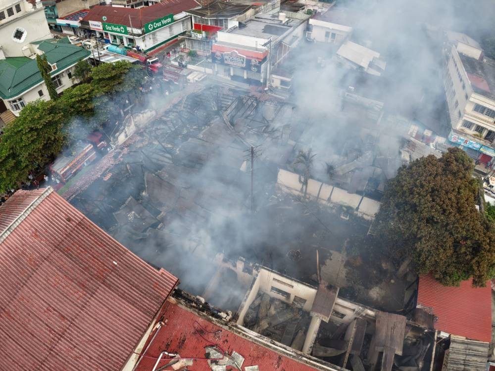Voraz incendio consumió sede de la Contraloría General de Cuentas en el Centro Histórico de Retalhuleu
