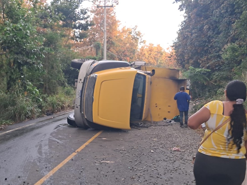 Vuelco de camión deja cuatro jóvenes heridos en la ruta a Chicacao, Suchitepéquez 