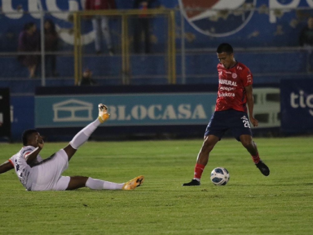 William Cardoza y el nuevo rol que buscan darle en el armado táctico de Xelajú