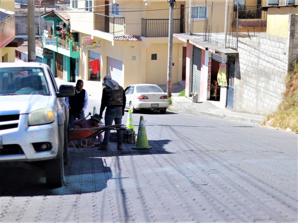 XELA: Inicia intervención por hundimiento  en calle que funciona como vía alterna