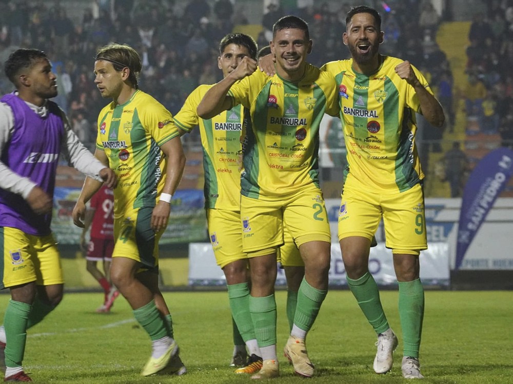 Xinabajul remonta y se mantiene en la parte alta de la tabla